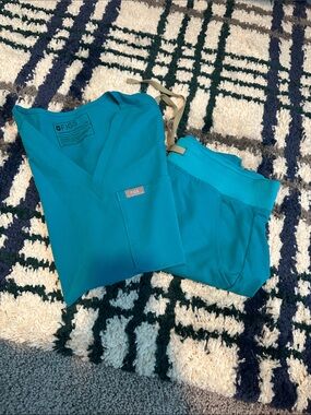 Figs Teal V‑Neck Scrub Top and Drawstring Pants Set